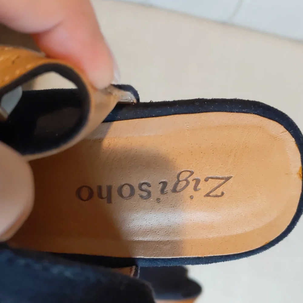 Zigi Soho Black Wedges